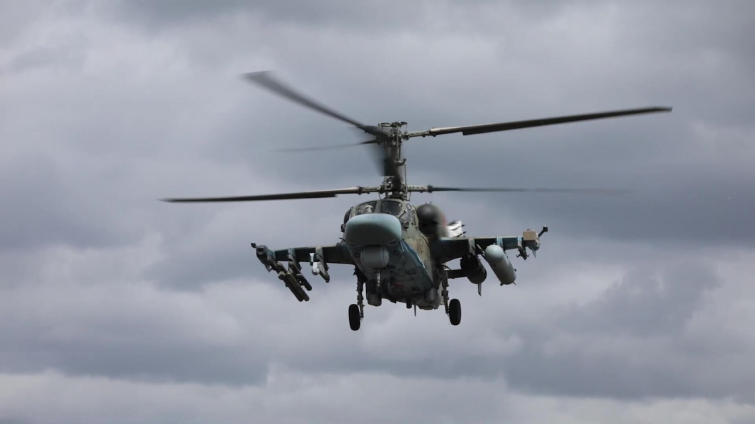 Минобороны: Ка-52М нанес удар по живой силе и бронетехнике ВСУ в Курской области